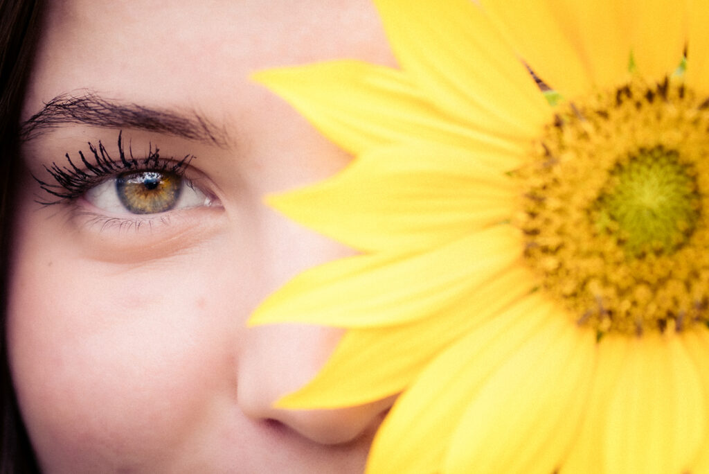 Graduate-Portrait-Girl-Flagstaff-sunflowers-AZ-CanyonView-HighSchool (10 of 19)